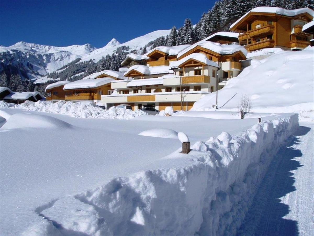Large Chalet Apartment In Saalbach Hinterglemm Exterior photo
